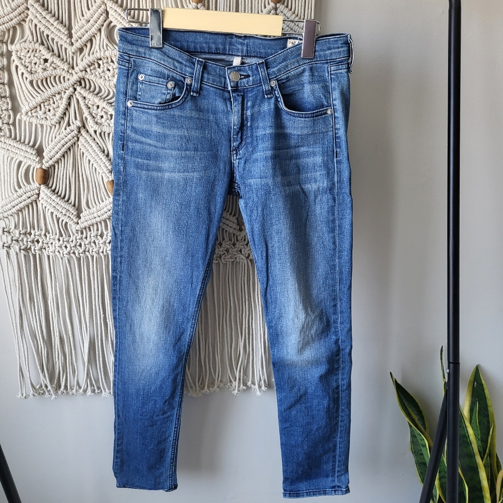 Rag & Bone capri skinny in the color Whitby lightweight jeans. Size 26